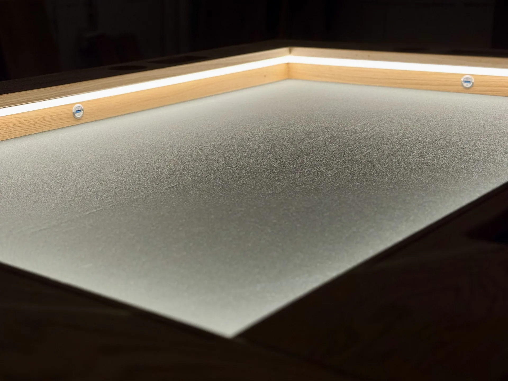 LED világítás a társasjáték asztal játékterében