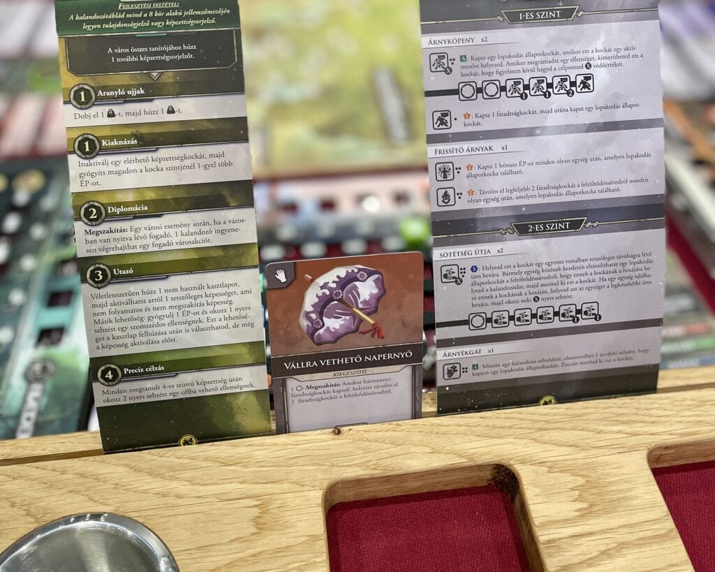 Tömörfa társasjáték asztal kártyatartó csíkkal