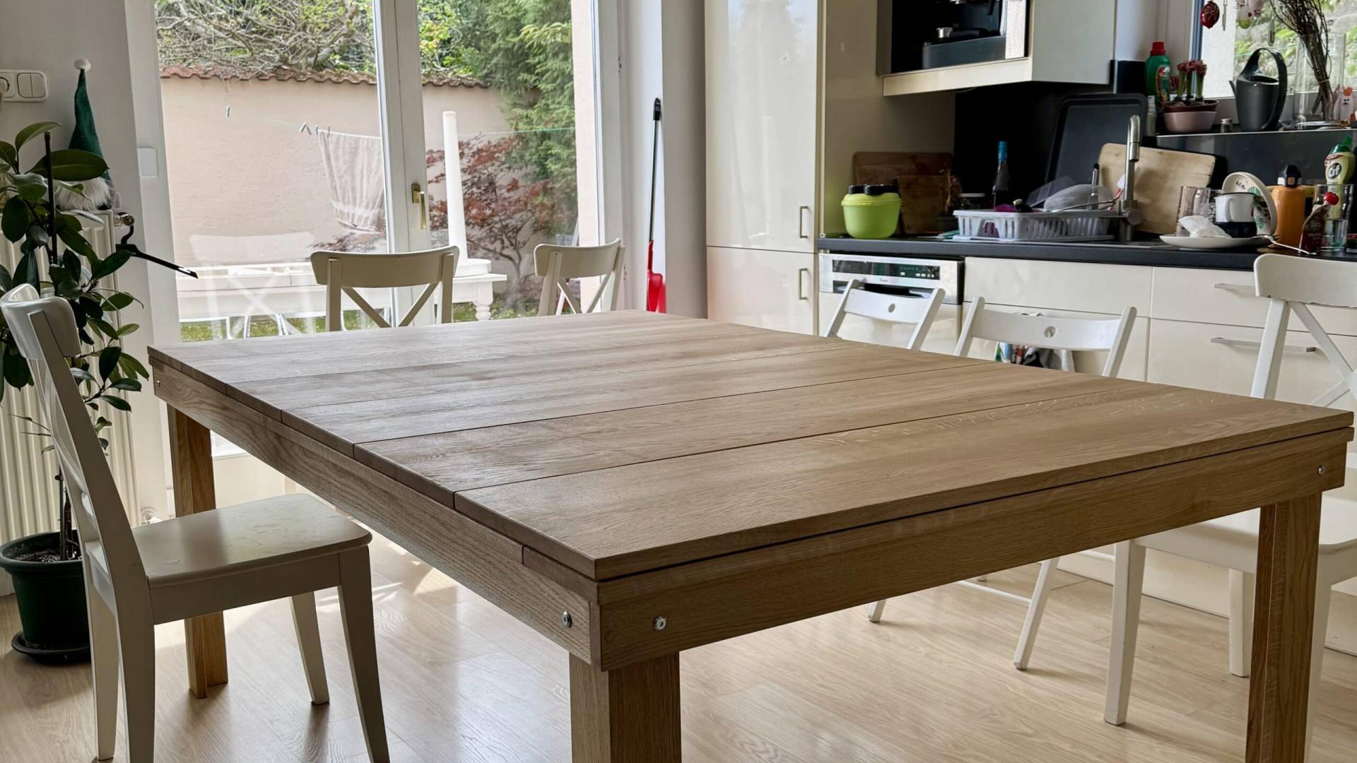 Tölgyfa társasjáték asztal levehető fedlappal a konyhában